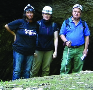 Susi assieme agli amici del Catasto, Francesca Bader ed il Conservatore del catasto grotte prof. Alfredo Altobelli, 2015 (foto Francesca Bader)
