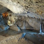 Mauro Corona nelle Grotte di Villanova con il suo ultimo libro