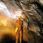 Domenica dentro la Grotta Nera di Basovizza