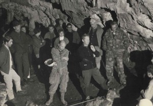 Grotta ad E di S. Martino del Carso (Grotta due piani, 4253 VG), anni ‘70, una delle prime volte che veniva fatta la S. Messa in grotta. Enio in piedi accanto a Morio Lonzar.