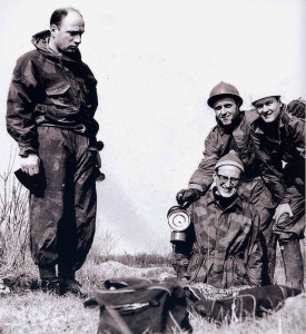 Carso goriziano. Anni ’70, Enio in piedi, accanto agli amici appena usciti dalla grotta. Le tute speleo erano rigorosamente quelle mimetiche dell'esercito, la lampada a carburo era ancora tenuta a mano.