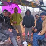 Foto di gruppo degli speleologi che hanno scoperto la nuova grotta sul Carso sloveno (da sinistra) Sebastjan e Zdenka Žitko, Jaka Petruša, Aljoša Volk, Niko Luin ed Emil Frankič (foto Petra Mezinec)