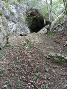 La ripida gola che conduce all'ingresso della Caverna del M. Corbolan