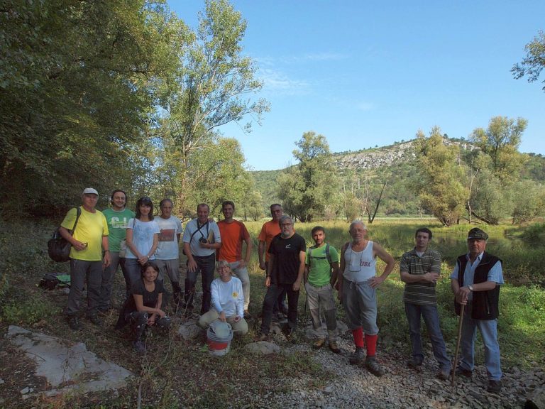 Il Gruppo si avvale dell'esperienza e competenza di speleologi appartenenti a numerose associazioni della Venezia Giulia: Gruppo speleologico monfalconese "Amici del Fante" - Gruppo speleologico Kraški Krti/Talpe del Carso - Società di Studi carsici A.F. Lindner - Gruppo Speleo “Luigi Vittorio Bertarelli" - Club Alpinistico Triestino - Gruppo Speleologico Carsico di San Martino del Carso e Società Adriatica di Speleologia. Si ringraziano anche Acegas, Università di Trieste e Istituto Geologico Sloveno.