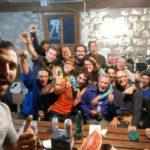 Alcuni partecipanti al campo 2019 del "Progetto Grande Poiz", in un selfie di Rodri, festeggiano in Casera Goriuda la giunzione