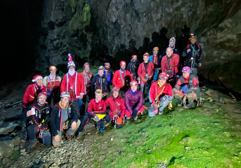 Foto di gruppo sul fondo della Grotta Noè
